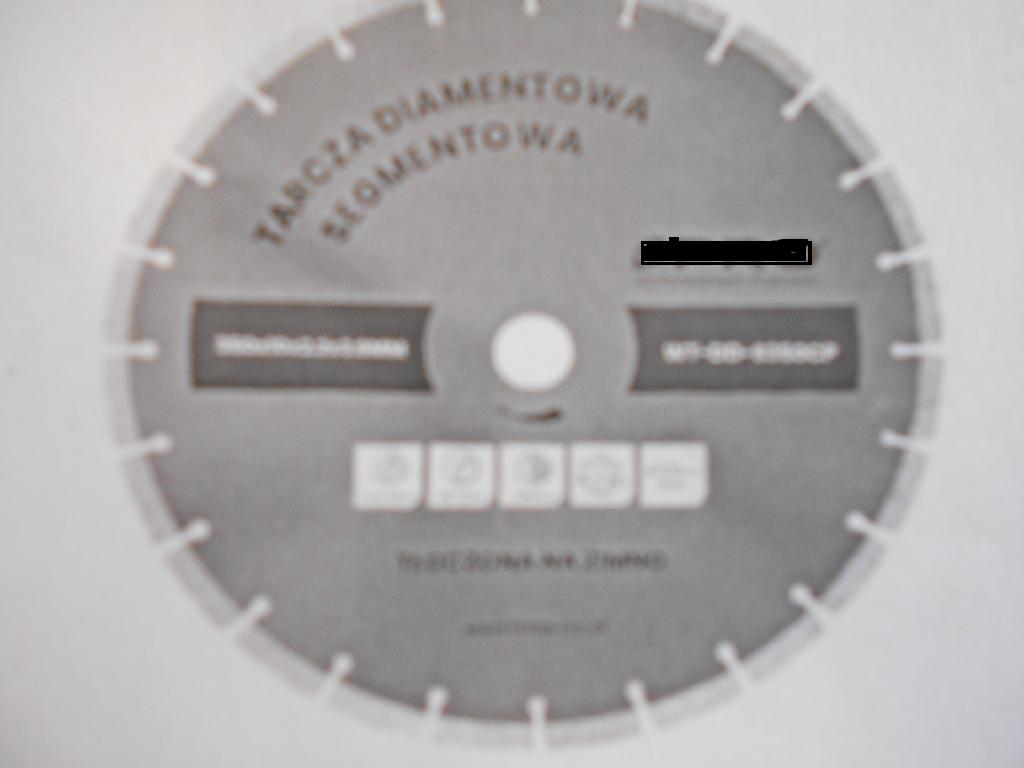 Tarcza diamentowa segmentowa tłoczona na zimno, ze spiekanym ostrzem diamentowym (część robocza), o średnicy 350 mm. Służy do szybkiego cięcia kamienia, starego betonu, cegły, materiałów budowlanych, asfaltu, itp. Rowki kompensacyjne pozwalają na pracę na sucho, bez potrzeby chłodzenia wodą. Otwór montażowy: 32 mm. Akcesoria: pierścienie redukcyjne: 32 mm na 25,4 mm oraz 32 mm na 22,23 mm.