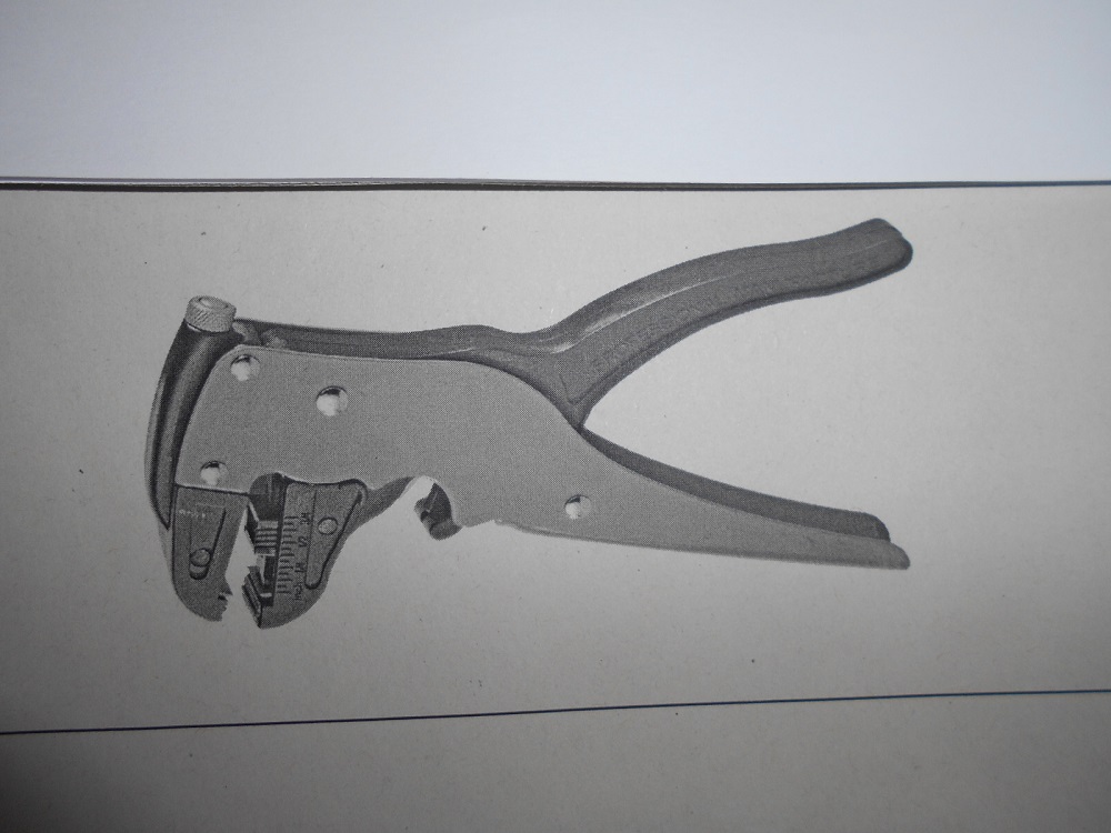 Narzędzie do cięcia i ściągania izolacji z uchwytem ergonomicznym, wykonane ze stali. Zakres pracy ok. 0,25 do 6mm2. Szczęki do cięcia wykonane ze stali o wartości 40-55 HRC.