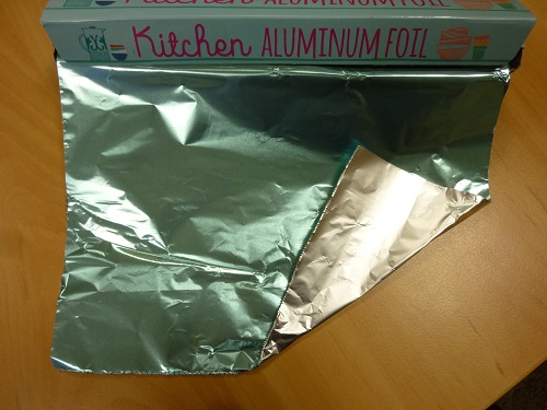 Folia aluminiowa o grubości do 0,01 mm, walcowana i lakierowana. Produkt przeznaczony do kontaktu z żywnością. Folia prezentowa w rolkach o długości 10 m i szerokości 29 cm w jednostkowym kartoniku.