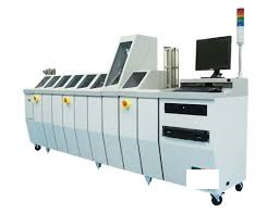 Urządzenie do personalizacji kart - służy do kodowania pasków magnetycznych i/lub mikroprocesorów (CHIP), umieszczonych na kartach z tworzywa sztucznego (np. na karcie bankowej, identyfikatorze) i/lub nadruku elementów graficznych (np. zdjęć, logo firmowego) oraz trwałego nadruku danych personalnych. System ma budowę modułową, a poszczególne jego podzespoły połączone są ze sobą mechanicznie i elektrycznie tworząc gotowe do pracy urządzenie. Modułowa budowa zestawu pozwala na dodanie lub odjęcie poszczególnych elementów, bez negatywnego wpływu na pracę pozostałych sekcji. W skład kompletnego systemu wchodzą następujące moduły: konsola operatorska, magazynek wejściowy i wyjściowy, moduł tłoczenia znaków, moduł zapisu paska magnetycznego, moduły druków, moduł programowania kart z mikroprocesorem, moduł programowania kart radiowych, moduł grawerowania laserowego, moduł pokrywania znaków wypukłych kolorem, moduł laminujący, moduł personalizacji formularza oraz moduł kopertujący (pakujący). Proces personalizacji odbywa się automatycznie (od wprowadzenia czystych kart do magazynka wejściowego po zapakowanie gotowych kart w koperty) i sterowany jest za pomocą komputera PC, znajdującego się w konsoli operatorskiej i posiadającego zainstalowane oprogramowanie MS Windows oraz aplikację SmartSys.

WIT wydana powtórnie w miejsce decyzji nr PL-WIT-2016-01307 z dnia 12.10.2016 r.