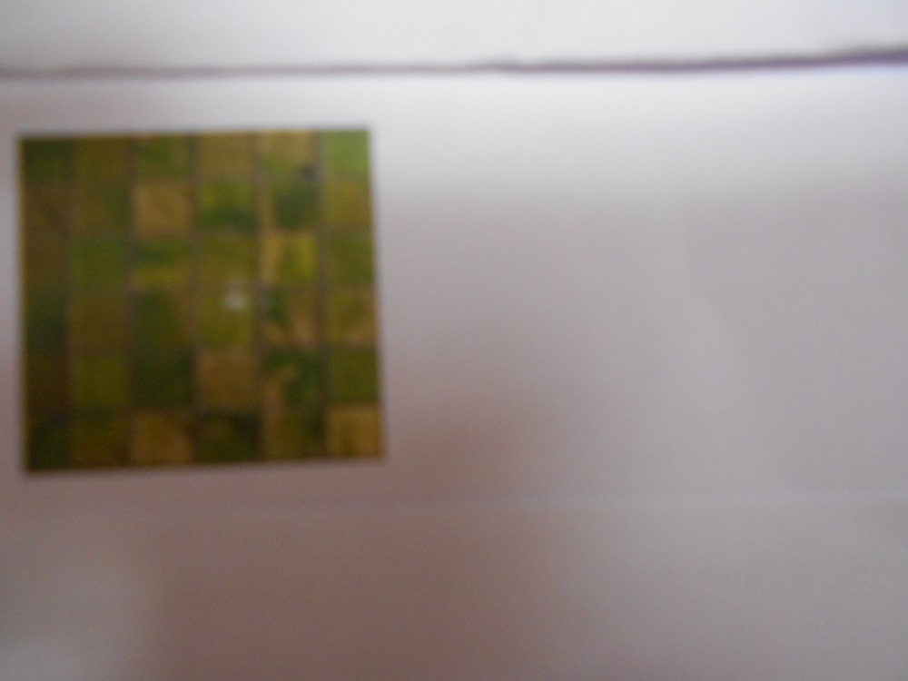 Mozaika szklana wykonana z tafli szkła pociętych na kostki o wymiarach: 48x48mm, 22x22mm. Kostki pokrywane są od spodu folią aluminiową w różnych kolorach. Dodatkowo kostki pokrywane są od spodu warstwą zabezpieczającą przed wilgocią.  Kostki są przyklejane do siatki z tworzywa  sztucznego za pomocą kleju żywicznego na bazie kwasu octowego, tworząc taflę mozaiki. Wymiary mozaiki: ok. 30 cm x 30 cm. Tolerancja +/-5%.  Powierzchnia mozaiki może być gładka lub strukturalna. Grubość: 8mm, 6mm, 5mm, 4mm. Opakowanie: zbiorcze po 11-22 szt.
