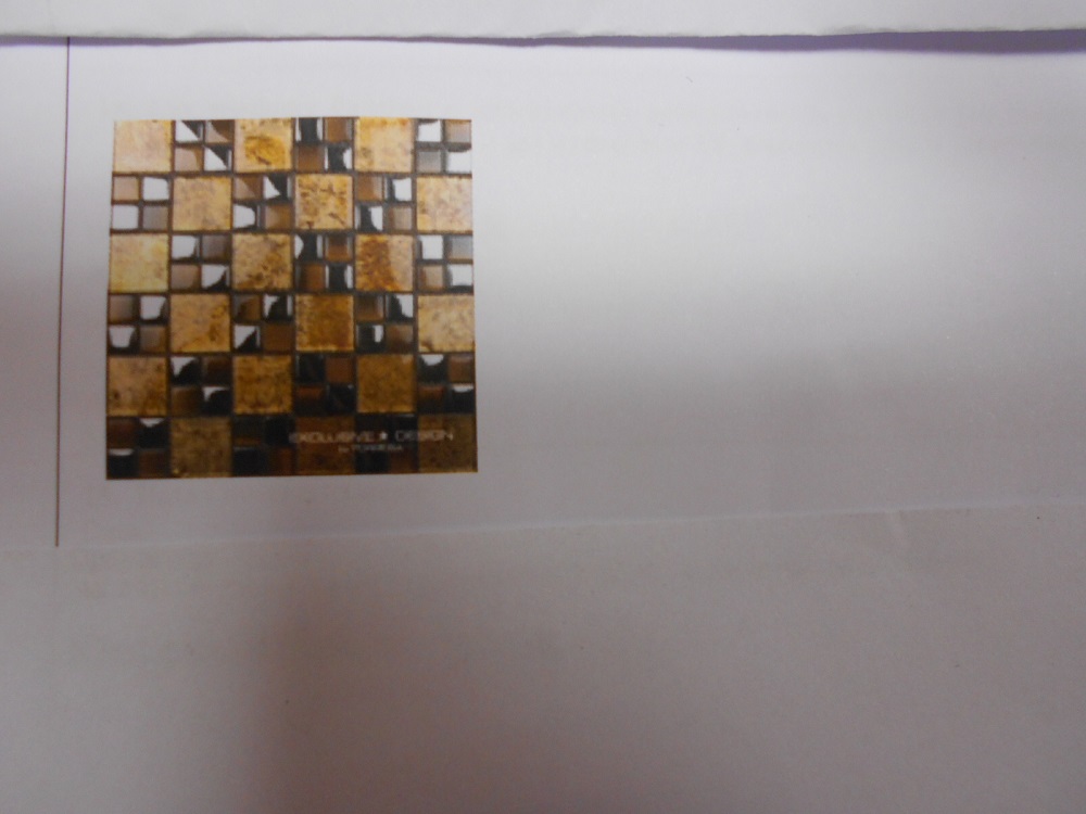 Mozaika szklana wykonana z tafli szkła pociętych na kostki o wymiarach: 48x48mm, 22x22mm. Kostki pokrywane są od spodu folią aluminiową w różnych kolorach. Dodatkowo kostki pokrywane są od spodu warstwą zabezpieczającą przed wilgocią. Część kostek na mozaice malowana jest od spodu farbą (w różnych kolorach). Cześć kostek powlekana jest warstwą metali na powierzchni (tytan) metodą elektroplatingu. Ilość kostek powlekanych metodą elektroplatingu: 36 szt. o wymiarach 22x22mm. Kostki są przyklejane do siatki z tworzywa  sztucznego za pomocą kleju żywicznego na bazie kwasu octowego, tworząc taflę mozaiki. Wymiary mozaiki: ok. 30 cm x 30 cm. Tolerancja +/-5%.  Powierzchnia mozaiki może być gładka lub strukturalna. Grubość: 8mm, 6mm, 5mm, 4mm. Opakowanie: zbiorcze po 11-22 szt.