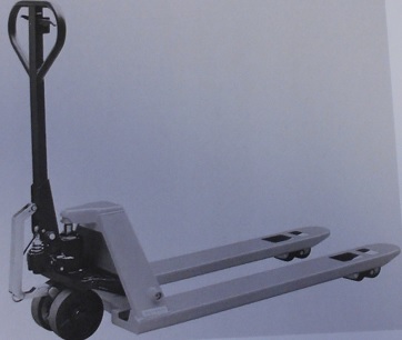 Wózek paletowy z systemem wspomagania jazdy obsługiwany ręcznie przez operatora, wyposażony w widłowe urządzenie podnoszące oraz w zintegrowany, dwufunkcyjny mechanizm wspomagania. Koło jezdne napędzane jest poprzez wahadłowe poruszanie sterownicą i ułatwia ruszanie wózka z ciężkim ładunkiem. Przeznaczony do transportu wewnętrznego ładunków, które są unoszone na wysokość wystarczającą do ich przewiezienia. Według deklaracji wnioskodawcy, wózek ma możliwość pokonywania nierówności podłoża, niewielkich progów, wjazd na rampy, czy jazdę i zatrzymywanie się na pochyłościach.  Mechanizm napędowy stanowiący dodatkową funkcję, może działać również, jako automatyczny hamulec postojowy.