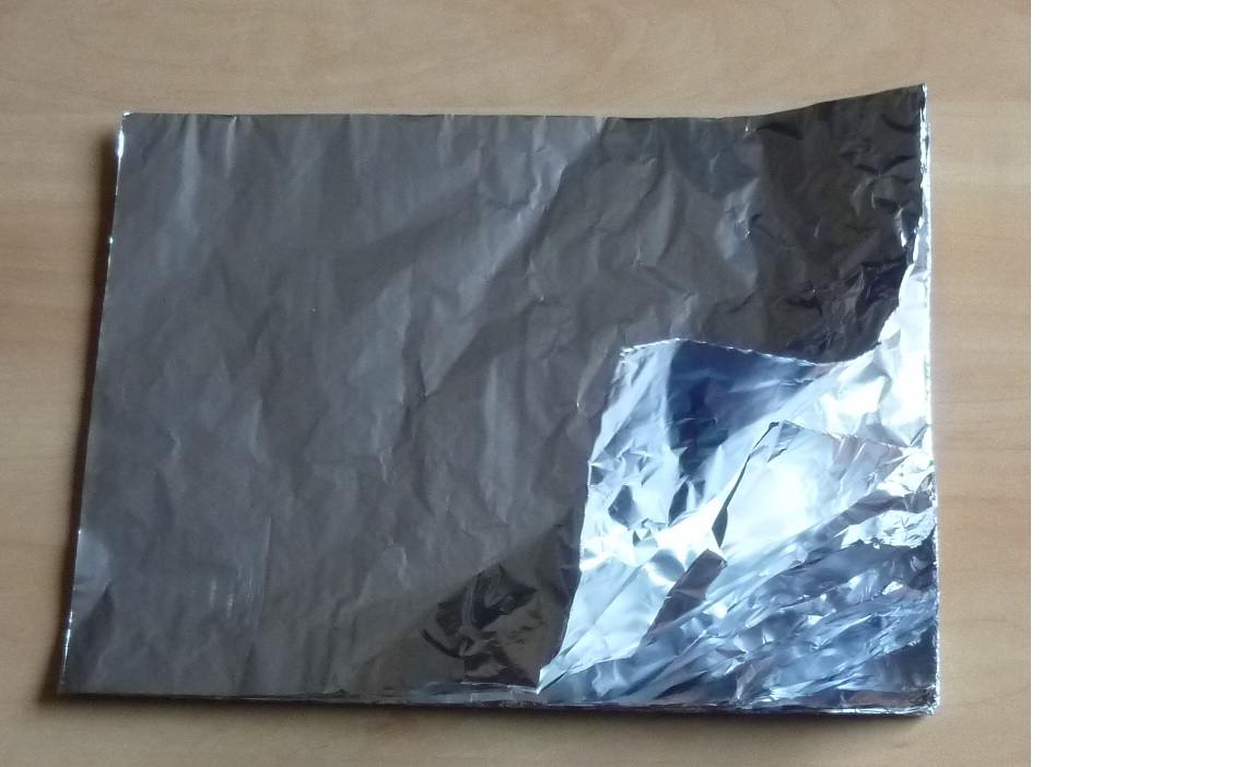 Folia aluminiowa bez podłoża, jedna strona matowa, druga z połyskiem, uzyskana w procesach walcowana, wyżarzana oraz rozdwajania i rozcinania pasów, zwinięta w rolkę o szerokości powyżej 650 mm. Masa rolki wynosi około 500 kg. Grubość folii w zakresie od 0,007 mm (włącznie) do mniej niż 0,021 mm. Folia przeznaczona do dalszego przetworzenia – do produkcji opakowań dla wyrobów spożywczych, farmaceutycznych, chemicznych, poprzez jej zadruk, laminowanie, powlekanie, klejenie, wygniatanie, cięcie itp. Wg wnioskodawcy - w wyniku przetworzenia przedmiotu niniejszej decyzji, nie powstaje folia stosowana do użytku domowego.