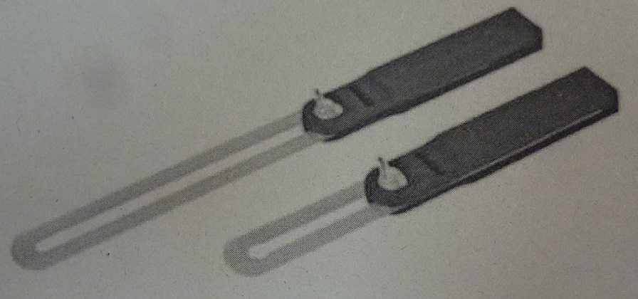 Kątownik stolarski ustawny 300 mm. Składa się z dwóch ruchomych ramion z elementem skręcającym, w tym jedno przesuwne wykonane ze stali nierdzewnej, drugie to uchwyt wykonany z tworzywa sztucznego. Jest to narzędzie regulowane do przenoszenia kątów z wzorca na inne elementy. Wykorzystywany w pracach stolarskich, dekarskich i ogólnobudowlanych.