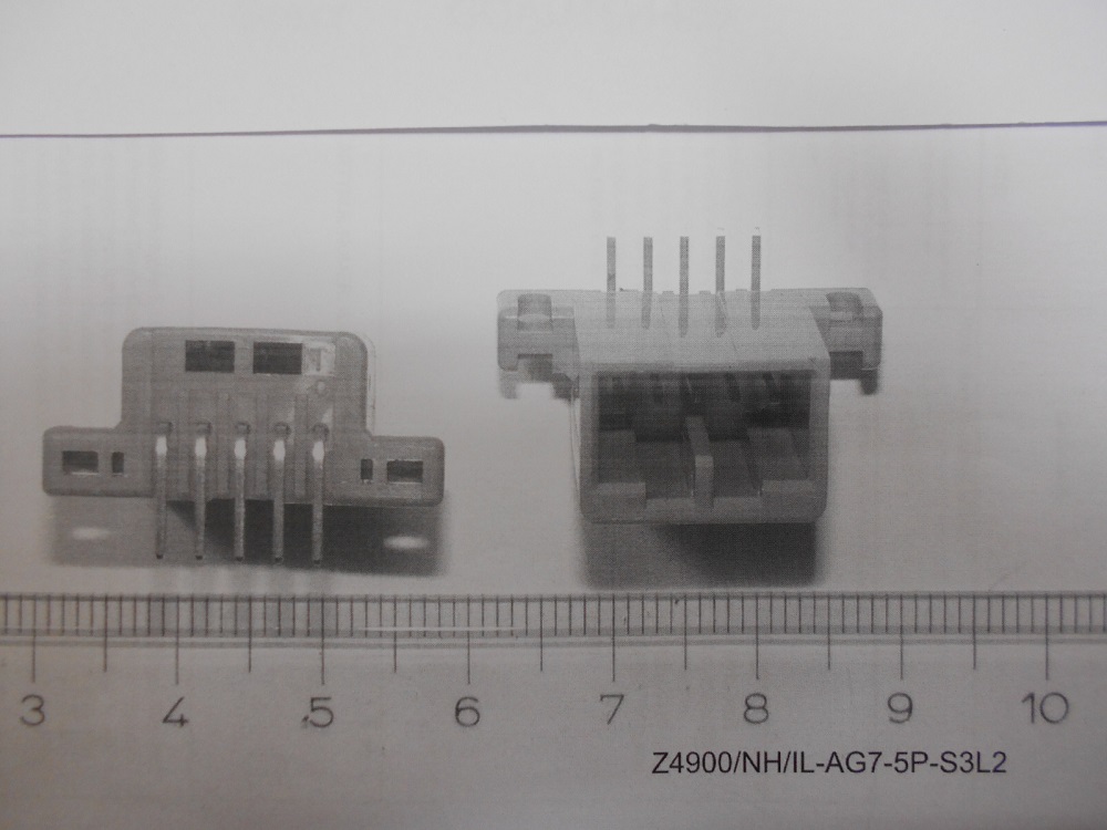 Gniazdo elektryczne, oznaczone symbolem IL-AG7-5P-S3L2/COAUTO1459 - złącze wyposażone w styki (pięć pinów), przeznaczone do zamontowania na płytce obwodu drukowanego poprzez przylutowanie jego wystających pinów do płytki. Gniazdo umożliwia wykonanie połączenia elektrycznego poprzez wsunięcie do niego wtyczki. Rozłączenie obwodu elektrycznego następuje poprzez wyjęcie wtyczki. Uzyskanie połączenia oraz rozłączenie nie wymaga dodatkowych czynności montażowych - konstrukcja gniazda i wytyczki (nie będącej przedmiotem niniejszej decyzji) zapewnia złączu wystarczającą spoistość mechaniczną. Wyrób jest przeznaczony do napięć nieprzekraczających 1000 V. Gniazdo ma kształt kostki, o przybliżonych wymiarach: 16 x 11 x 18 mm. 

Decyzja wydana powtórnie w miejsce decyzji nr PL-WIT-2016-01207 z dnia 29.09.2016 r.