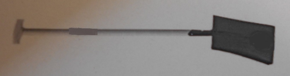 Łopata uniwersalna. Część robocza wykonana ze stali o grubości 1,8mm, malowanej proszkowo. Trzonek drewniany, lakierowany typu „T” o długości 100 cm. Narzędzie ręczne stosowane w budownictwie. Długość: 125 cm.