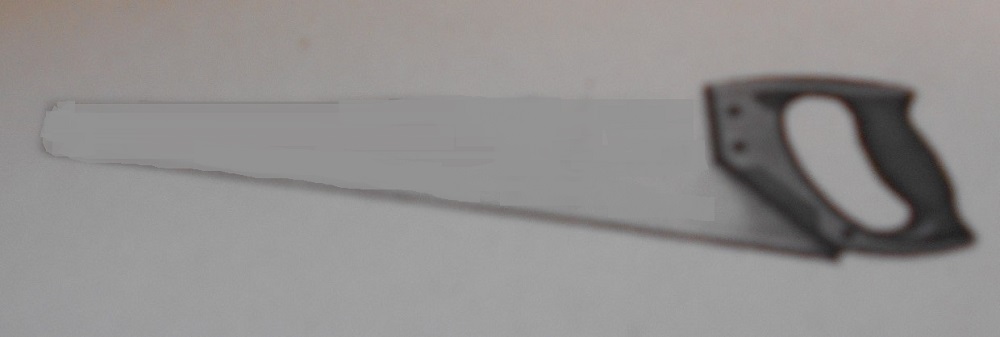 Piła do drewna. Płat piły wykonany ze sprężystej stali manganowej. Ostrze zakończone hartowanymi impulsowo i potrójnie szlifowanymi 7 zębami. Ergonomiczny uchwyt wykonany z ABS, wykończony gumą antypoślizgową (TPR), skręcony trzema śrubami z płatem piły. Narzędzie ręczne służy do cięcia drewna. Długość ostrza: 40 cm, 45 cm, 50 cm.