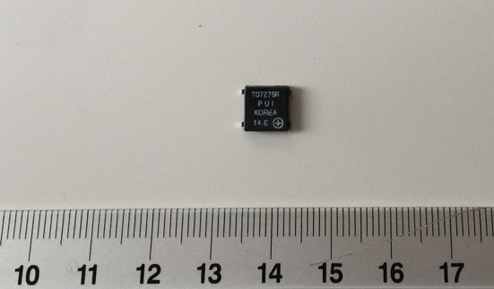 Przetwornik elektroakustyczny w obudowie z tworzywa sztucznego, o wymiarach: 7,5 x 7,5 x 2 mm. Stosowany jako sygnalizator. Częstotliwość rezonansowa: 2700 ± 500 Hz.
