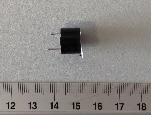 Przetwornik elektroakustyczny w obudowie z tworzywa sztucznego, o wymiarach (średnica x wysokość): 12,0 x 9,5 mm. Stosowany jako sygnalizator. Częstotliwość rezonansowa: 2300 ± 300 Hz.
