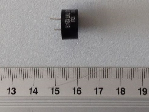 Przetwornik elektroakustyczny w obudowie z tworzywa sztucznego, o wymiarach (średnica x wysokość): 13,8 x 7,5 mm. Stosowany jako sygnalizator w pojazdach samochodowych. Zakres częstotliwości: 4000 ± 500 Hz.