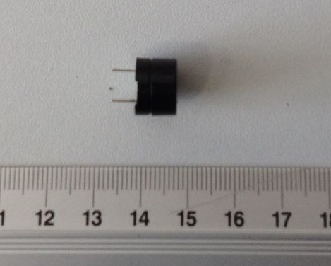 Przetwornik elektroakustyczny w obudowie z tworzywa sztucznego, o wymiarach (średnica x wysokość): 12,0 x 8,5 mm, stosowany jako sygnalizator. Częstotliwość rezonansowa: 2048 ± 500 Hz.