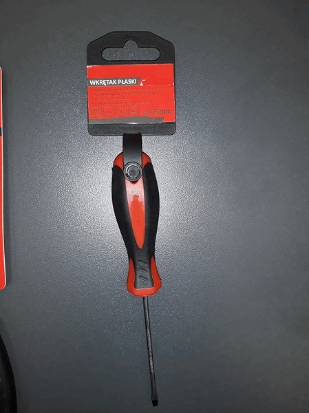 Wkrętak płaski, z namagnesowaną końcówką. Przystosowany do wkręcania i wykręcania wkrętów. Wykonany z wysokogatunkowej stali CrV 6150. Oksydowany grot, zabezpieczony antykorozyjnie, został dodatkowo wzmocniony. Zakończony sześciokątnym uchwytem wykonanym z tworzywa dwukomponentowego. Wymiary: 3x75 mm. Artykuł mocowany na zawieszce z tworzywa sztucznego.
