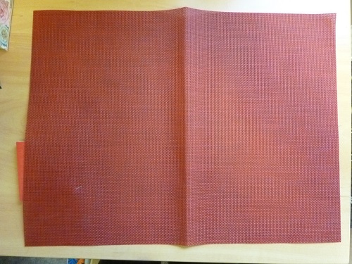 Podkładka pod talerze o wymiarach 33 x 44 cm. Produkt wykonany z nici poliestrowych powlekanych tworzywem sztucznym (PCW). Brzegi podkładki przycięte, nieobrębione ani w żaden inny sposób nieobrobione. Grubość pojedynczej nitki wynosi 0,6 mm. 
Podkładka dostępna w różnych kolorach.