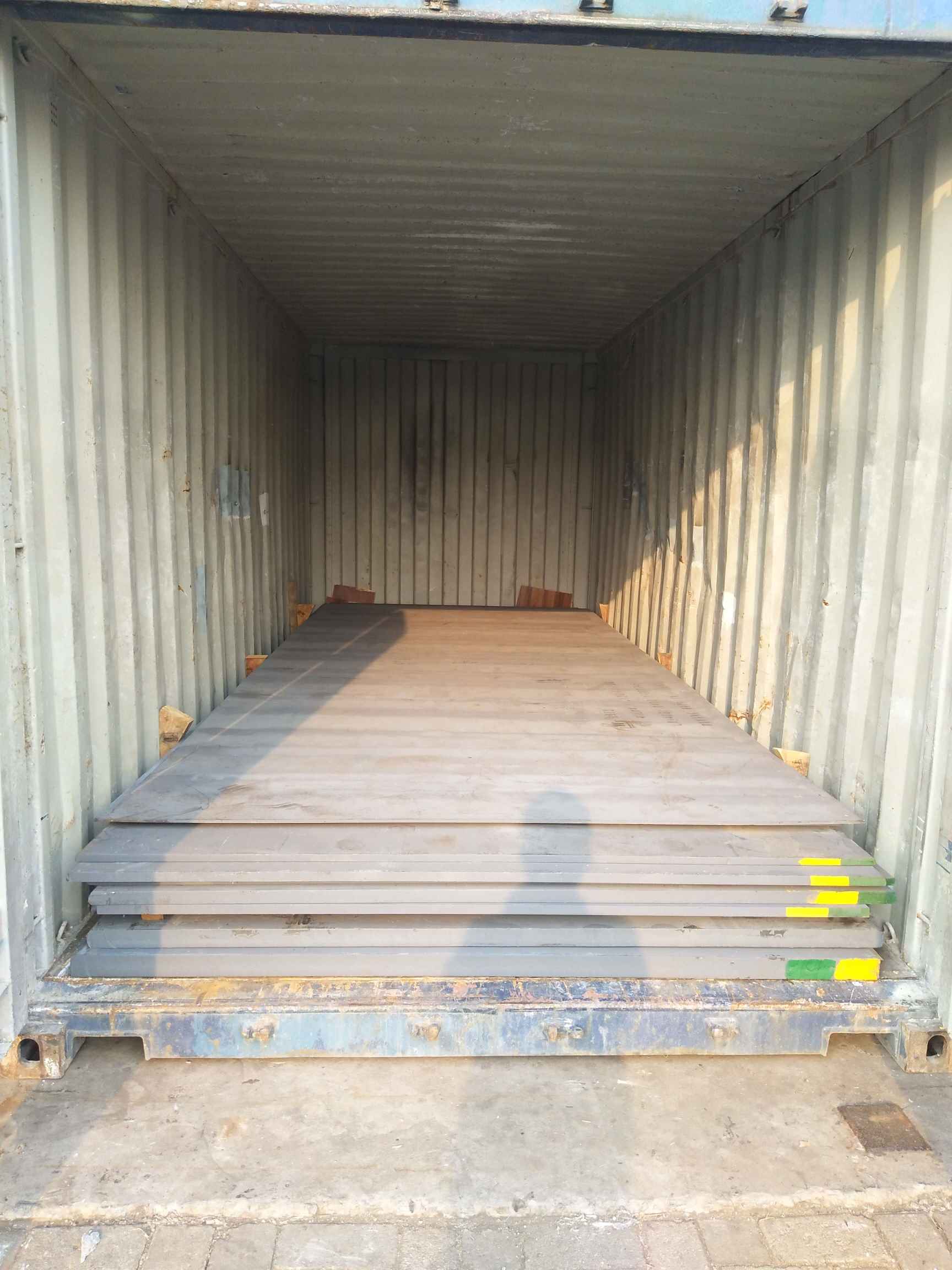 Blacha ze stali niestopowej, walcowana na gorąco, natryskowo pokryta cynkiem, o pełnym prostokątnym przekroju poprzecznym, o szerokości od 600 mm włącznie do 2400 mm, o grubości powyżej 5 mm do 500 mm, o długości od 2500 mm do 6000 mm. Wymiary arkuszy zawsze zachowują warunek, że ich szerokość jest co najmniej równa podwojonej grubości. Wyroby w postaci płaskich arkuszy, o obydwu równych (gładkich) powierzchniach (bez wzorów wklęsłych lub wypukłych). Oprócz walcowania na gorąco, wyroby, mogą być poddane wyżarzaniu normalizującemu lub wyżarzaniu zmiękczającemu, następnie po cięciu na arkusze są piaskowane / śrutowane w celu wyrównania powierzchni i usunięcia zgorzeliny oraz natryskowo pokrywane cynkiem w celu ochrony przed korozją. Stal nie jest uspokojona aluminium oraz nie zastosowano pasywacji chemicznej wyrobów.