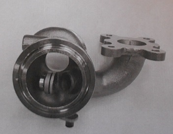 Korpus turbosprężarki w kształcie nieregularnego odlewu o wymiarach 174 mm x 115 mm x 111 mm. Składa się z obszaru wlotu i wylotu spalin, woluty oraz pracy wirnika turbiny o średnicy 33 mm. Korpus wykonany jest ze staliwa z dodatkami chromu, niklu, krzemu oraz niobu odpornego na działanie wysokich temperatur - maksymalna temperatura pracy materiału wynosi 1050 stopni C. Ponadto w skład korpusu wchodzi: kołek ustalający (stal nierdzewna) oraz komponenty przepustnicy spalin tj. tulei (staliwo żaroodporne), zaworu wahadłowego (staliwo żaroodporne), wałek regulacyjny (odlew na bazie niklu i chromu), podkładki (stal żaroodporna), sprężyny talerzowej (stal żarowytrzymała), sworznia (stal nierdzewna), dźwigni regulacyjnej (stal żaroodporna). Zadaniem korpusu jest kierowanie gazów wydechowych z silnika spalinowego na wirnik turbiny, a następnie orientowanie tych gazów do układu wydechowego w pojeździe. Korpus pełni również funkcję ochronną przed czynnikami zewnętrznymi. Przepustnica spalin ma za zadanie regulowanie natężenia przepływu spalin przez wirnik turbiny w zależności od jej obciążenia pracą. Celem kołka ustalającego jest prawidłowe spozycjonowanie korpusu turbiny w zespole turbosprężarki.