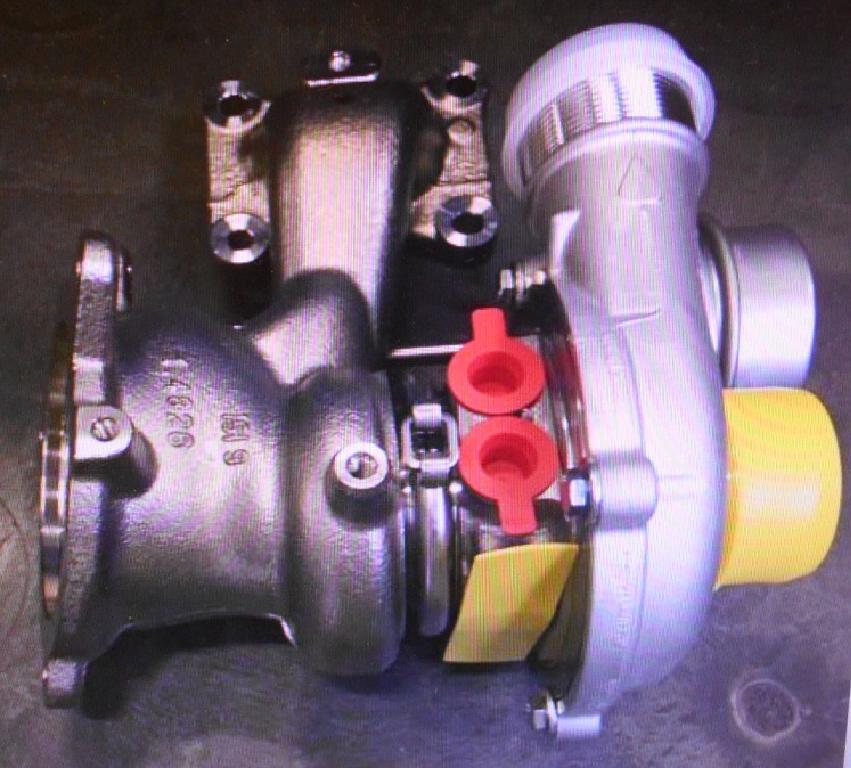 Turbosprężarka jednostopniowa montowana jako osprzęt silnika spalinowego. Napędzana jest gazami wylotowymi silnika spalinowego. Wychodzące spaliny obracają turbinę napędową i turbinę sprężarki, która spręża powietrze dolotowe do silnika. Zadaniem sprężarki jest zwiększenie ilości powierza dostarczanego do silnika, co skutkuje zmniejszeniem emisji spalin oraz zwiększeniem sprawności i mocy silnika.