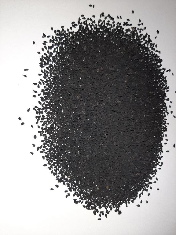 Nasiona czarnuszki  (Nigella sativa) całe, wysuszone.
Nasiona czarnuszki wykorzystywane są m.in. w przemyśle piekarniczym jako dodatek do pieczywa (np. posypka), w kuchni jako przyprawa.
Opakowania: worki papierowe o masie netto 25/50kg.