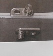 Wyrób ze stali nierdzewnej składający się z dźwigni regulacyjnej oraz sworznia. Dźwignia posiada dwa otwory odsunięte od siebie o 16 mm, jeden przeznaczony jest do połączenia z zaworem spalin poprzez wałek regulacyjny natomiast drugi do połączenia ze sworzniem. Dźwignia regulacyjna, wchodzi w skład korpusu turbiny i wraz z zaworem spalin ma za zadanie sterować ilością przepływu gazu przez korpus turbiny. Wyrób ma kształt połączony z walca i płaskiego prostopadłościanu, o zewnętrznych gabarytach odpowiadających prostopadłościanowi o wymiarach 34x16x13 mm.