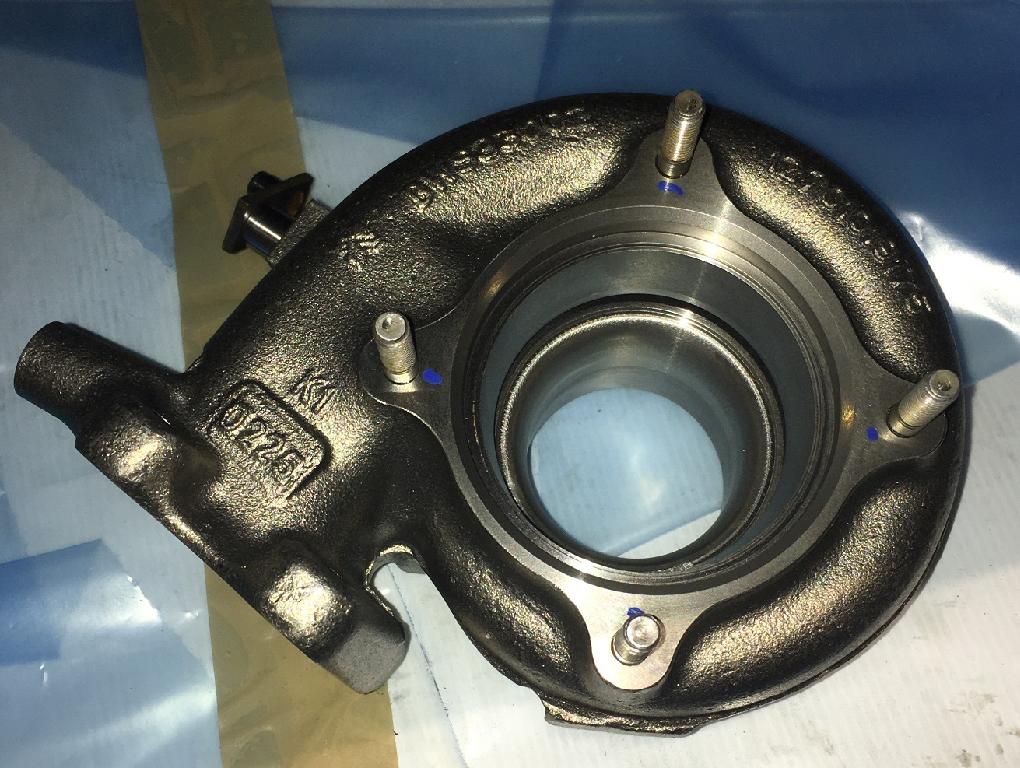 Korpus turbiny turbosprężarki, w kształcie nieregularnego odlewu o wymiarach około 224x181x123 mm. Korpus składa się z obszaru wlotu i wylotu spalin, woluty oraz wirnika turbiny o średnicy 70 mm. Korpus wykonany jest z  żeliwa ferrytycznego, odpornego na działanie wysokich temperatur - maksymalna temperatura pracy materiału wynosi 750 stopni C. Ponadto w skład korpusu wchodzą: zawór – 1 szt. (materiał: stal nierdzewna), wałek regulacyjny – 1 szt. (materiał: stal żarowytrzymała), tuleja – 1 szt. (materiał: staliwo żaroodporne), sworzeń – 1 szt. (materiał: stal nierdzewna), dźwignia regulacyjna zewnętrzna – 1 szt. (materiał: stal nierdzewna),	dźwignia regulacyjna wewnętrzna – 1. szt. (materiał: stal nierdzewna), szpilka – 4. szt. (materiał: stal żaroodporna), podkładka ustalająca – 1 szt. (materiał: stal żaroodporna), nit – 1 szt. (materiał: stal żaroodporna). Zadaniem korpusu jest kierowanie gazów wydechowych z silnika spalinowego na wirnik turbiny, a następnie orientowanie tych gazów do układu wydechowego w pojeździe. Korpus pełni również funkcję ochronną przed czynnikami zewnętrznymi.