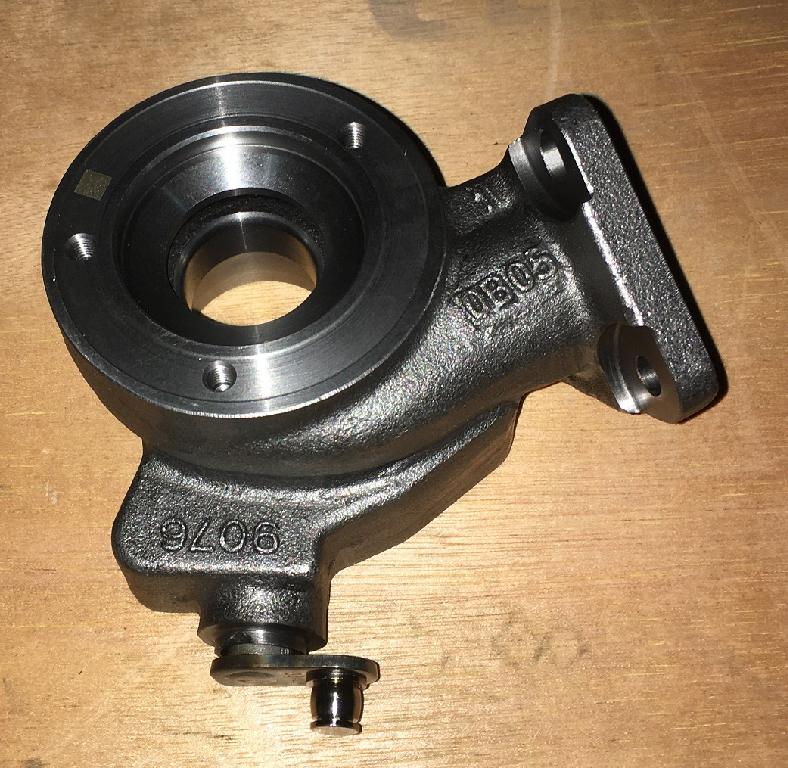 Korpus turbiny turbosprężarki, w kształcie nieregularnego odlewu o wymiarach około 130x76x115 mm. Korpus składa się z obszaru wlotu i wylotu spalin, woluty oraz wirnika turbiny o średnicy 31 mm. Korpus wykonany jest z żeliwa ferrytycznego, odpornego na działanie wysokich temperatur - maksymalna temperatura pracy materiału wynosi 750 stopni C. Ponadto w skład korpusu wchodzą: zawór wahadłowy – 1 szt. (materiał: stal żaroodporna), wałek regulacyjny – 1 szt. (materiał: stal żaroodporna), tuleja – 1 szt. (materiał: stal żaroodporna), sworzeń – 1 szt. (materiał: stal nierdzewna), sworzeń – 1 szt. (materiał: stal żaroodporna), dźwignia regulacyjna – 1 szt. (materiał: stal nierdzewna), pierścień uszczelniający – 1 szt. (materiał: stal żarowytrzymała). Zadaniem korpusu jest kierowanie gazów wydechowych z silnika spalinowego na wirnik turbiny, a następnie orientowanie tych gazów do układu wydechowego w pojeździe. Korpus pełni również funkcję ochronną przed czynnikami zewnętrznymi.