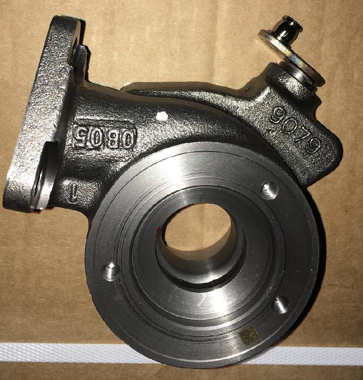 Korpus turbiny turbosprężarki, w kształcie nieregularnego odlewu o wymiarach około 130x76x115 mm. Korpus składa się z obszaru wlotu i wylotu spalin, woluty oraz wirnika turbiny o średnicy 31 mm. Korpus wykonany jest z żeliwa ferrytycznego, odpornego na działanie wysokich temperatur - maksymalna temperatura pracy materiału wynosi 750 stopni C. Ponadto w skład korpusu wchodzą: zawór wahadłowy – 1 szt. (materiał: stal żaroodporna), wałek regulacyjny – 1 szt. (materiał: stal żaroodporna), tuleja – 1 szt. (materiał: stal żaroodporna), sworzeń – 1 szt. (materiał: stal nierdzewna), sworzeń – 1 szt. (materiał: stal żaroodporna), dźwignia regulacyjna – 1 szt. (materiał: stal nierdzewna), pierścień uszczelniający – 1 szt. (materiał: stal żarowytrzymała). Zadaniem korpusu jest kierowanie gazów wydechowych z silnika spalinowego na wirnik turbiny, a następnie orientowanie tych gazów do układu wydechowego w pojeździe. Korpus pełni również funkcję ochronną przed czynnikami zewnętrznymi.