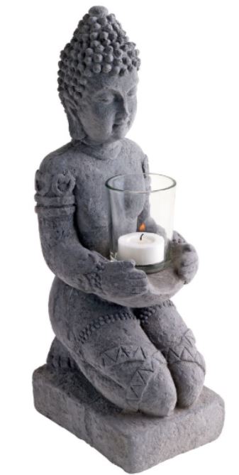 Wyrób dekoracyjny wykonany z cementu. Wyrób przedstawiający figurkę Buddy trzymającego w rękach szklany pojemnik o średnicy podstawy ok. 5 cm, w którym można umieścić świeczkę typu tealight. Wysokość figurki ok. 35 cm. Produkt przeznaczony do wykorzystania jako element dekoracyjny wewnątrz pomieszczeń.