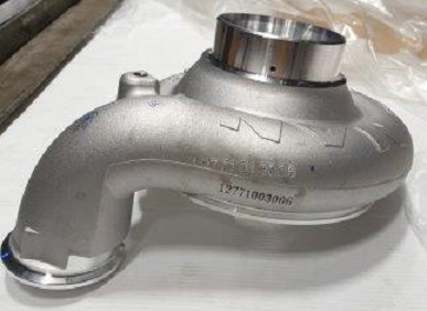 Korpus sprężarki składający się z obszaru: wlotu i wylotu powietrza, woluty oraz pracy wirnika sprężarki (średnica wirnika 77 mm). Korpus wykonany jest ze stopu aluminium odpornego na działanie ewentualnych zanieczyszczeń powietrza – maksymalna temperatura pracy materiału wynosi 200 stopni C. Korpus produkowany jest w procesie odlewania a następnie poddawany obróbce ubytkowej. Zadaniem korpusu jest kierowanie strumienia powietrza na wirnik sprężarki, a następnie orientowanie tego strumienia do kolektora dolotowego w pojeździe. Korpus pełni również funkcję ochronną przed czynnikami zewnętrznymi. Korpus ma kształt nieregularnego odlewu o wymiarach 240 mm x 225 mm x 142 mm. Korpus sprężarki wchodzi w skład zespołu turbosprężarki, której zadaniem jest poprawa sprawności silnika oraz redukcja emisji spalin poprzez wykorzystanie energii gazów wydechowych.