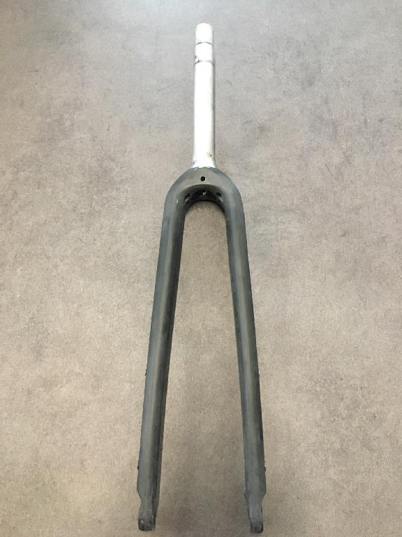 Przedni nieteleskopowy widelec rowerowy z goleniami dolnymi wykonanymi z włókien węglowych i żywic sztucznych oraz trzonem aluminiowym, bez dodatkowego wyposażenia. Widelec niepomalowany, nieanodyzowany, niepolerowany, nielakierowany. Zgodnie z deklaracją wnioskodawcy widelec przeznaczony jest do produkcji rowerów. Pakowany w karton zbiorczy po 10 szt. Przywożony z Chin.