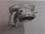 Korpus turbiny turbosprężarki, w kształcie nieregularnego odlewu o wymiarach około 235x152x172 mm. Korpus składa się z obszaru wlotu i wylotu spalin, podwójnej woluty oraz wirnika turbiny o średnicy 55 mm. Korpus wykonany jest ze staliwa z dodatkiem chromu, niklu oraz krzemu, odpornego na działanie wysokich temperatur - maksymalna temperatura pracy materiału wynosi 1030 stopni C. Korpus produkowany jest w procesie odlewania a następnie poddawany jest obróbce ubytkowej. Zadaniem korpusu jest kierowanie gazów wydechowych z silnika spalinowego na wirnik turbiny, a następnie orientowanie tych gazów do układu wydechowego w pojeździe. Korpus turbiny wchodzi w skład zespołu turbosprężarki, której zadaniem jest poprawa sprawności silnika oraz redukcja spalin poprzez wykorzystanie energii gazów wydechowych.