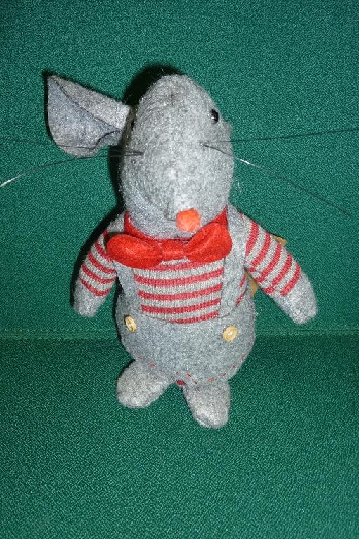 Artykuł z materiałów włókienniczych w kształcie myszy o wysokości ok. 15 cm. Produkt wykonany materiałów tekstylnych (filc, dzianina poliestrowa) wypełniony wewnątrz piaskiem oraz materiałem włókienniczym. Artykuł wykorzystywany jako figurka dekoracyjna.