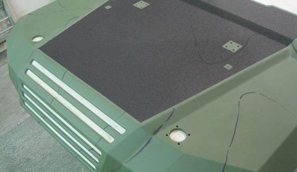 Maska do pojazdu mechanicznego tj. lekkiego, kołowego pojazdu wielozadaniowego, wykonana z laminatu poliestrowo-szklanego, nieposiadająca jakiegokolwiek wyposażenia dodatkowego. Wyrób jest produktem gotowym do montażu, niepodlegającym dalszym obróbkom. Wymiary: długość 2160 mm, szerokość 1553 mm.