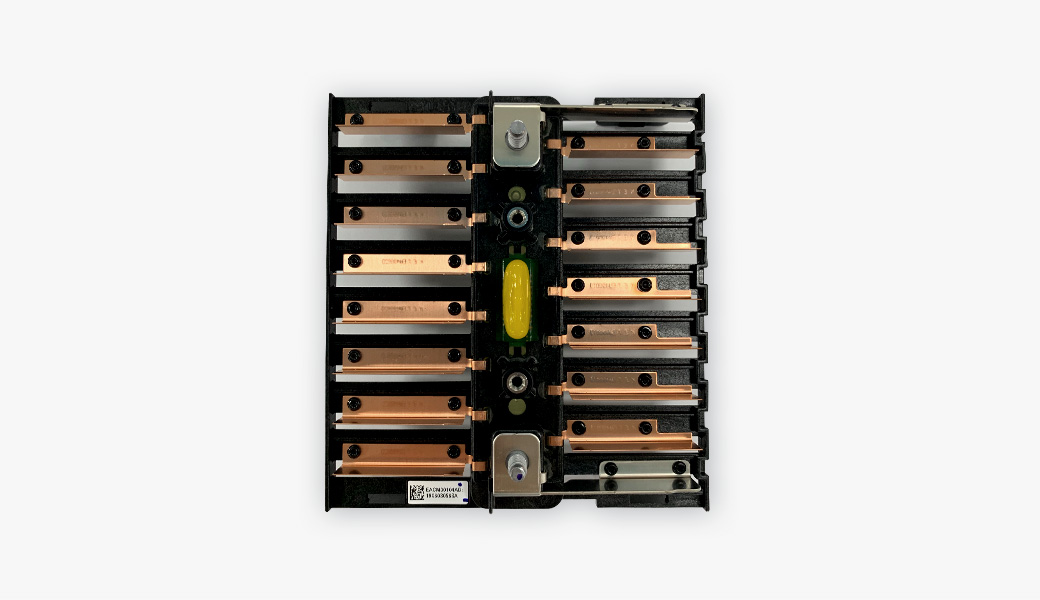 Płytka ICB (Inter Connect Board) – element przeznaczony do łączenia ogniw baterii (niebędących przedmiotem niniejszej decyzji) w moduły akumulatorów litowo – jonowych. Akumulatory (również niebędące przedmiotem niniejszej decyzji) przeznaczone są do montażu w samochodach elektrycznych. Płytka  ICB zawiera następujące elementy: obudowę z tworzywa sztucznego, miedziane terminale odpowiedzialne za przesyłanie prądu stałego z baterii, stalowe wkładki do łączenia ICB ASSEMBLY z inną obudową modułu, stalowe śruby przeznaczone do przyłączania szyn napięciowych (łączących szeregowo kilka modułów bateryjnych) oraz płytkę drukowaną PCB odpowiedzialną za monitorowanie parametrów prądowo – napięciowych modułu bateryjnego. Do miedzianych terminali w procesie produkcji przyspawane zostaną płytki ogniw baterii (tzw. leady). Masa produktu – 186,06 g.
