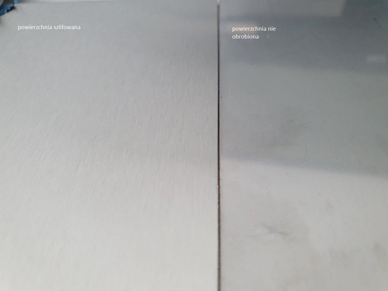 Wyroby walcowane płaskie ze stali nierdzewnej, o szerokości większej niż 600 mm, w postaci zwojów (kręgów) lub prostych arkuszy. Wyroby są walcowane na zimno lub są walcowane na gorąco, poddane jedno- lub dwustronnie szlifowaniu, szczotkowaniu lub polerowaniu w celu uzyskania odpowiedniej gładkości (chropowatości) powierzchni oraz osiągnięcia odpowiednich walorów estetycznych (ozdobnych) powierzchni. Szlifowana powierzchnia może być zabezpieczona papierem lub folią ochronną. Przekrój poprzeczny wyrobów jest pełny i ma kształt prostokątny (inny niż kwadratowy). Wyroby są o różnej grubości, ale z zachowaniem warunku, że szerokość prostego arkusza nie jest mniejsza niż jego dwukrotna grubość.