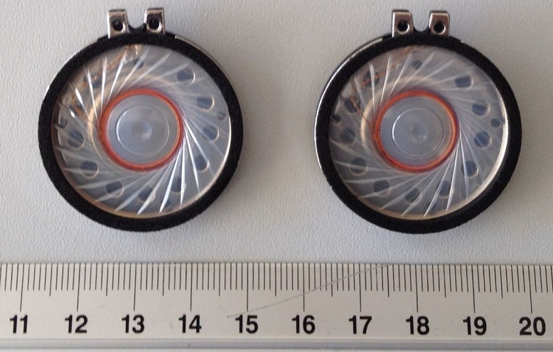 Przetwornik elektroakustyczny w obudowie z tworzywa sztucznego o wymiarach (średnica x wysokość) 36 mm x 5,5 mm. Zakres częstotliwości znamionowej 300-20 kHz. Stosowany jako sygnalizator. 
Decyzja wydana powtórnie w miejsce WIT numer PL-WIT-2014-00298.