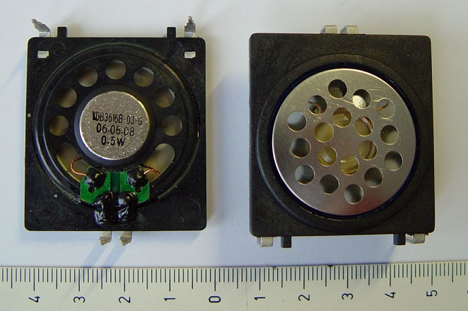 Przetwornik elektroakustyczny w obudowie, stosowany jako sygnalizator o wymiarach: 39,6 mm x 42,5 mm x 6,9 mm. Częstotliwość rezonansu basów 600±20% Hz. Stosowany jako sygnalizator. Masa ok. 11 g.
Decyzja wydana powtórnie w miejsce WIT numer PL-WIT-2014-00664.