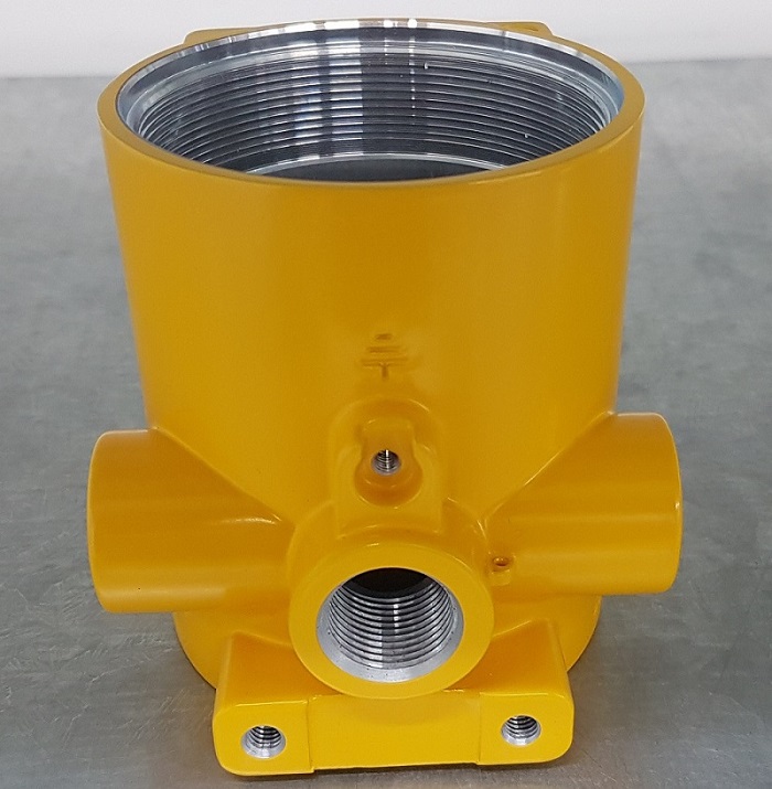 Obudowa wykonana z wysokociśnieniowego odlewu ze stopu aluminium ZLD102, służy do zamocowania i ochrony układów elektronicznych przetwornika temperatury (przetwornik przeznaczony jest do przetwarzania sygnału pomiarowego pochodzącego od termorezystancyjnych czujników temperatury lub czujników termoelektrycznych na sygnał prądowy 4÷20 mA). Obudowa posiada przetłoczenia oraz otwory przeznaczone do montażu elementów przetwornika temperatury.