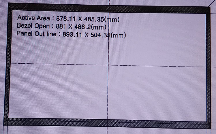 Kolorowe monitory Full HD TFT LCD, o przekątnej ekranu 40". Bez obudowy, z tzw. ramą otwartą. Według oświadczenia Wnioskodawcy produkt nie zawiera tunera telewizyjnego, głośników, odbiornika podczerwieni oraz przycisków do zmiany kanałów; nie działa zgodnie ze standardami częstotliwości transmisji telewizyjnej i nie może być używany w systemach kina domowego. Monitory przeznaczone są do współpracy z maszynami do automatycznego przetwarzania danych. Wyposażone są w klawisze (Power, Menu, Select, Up, Down). Złącza dla sygnału wejściowego: 15 pin D-Sub x 1, DVI-D x 1. Rozdzielczość monitorów: 1920 x 1080; aktywna powierzchnia 878,11 mm x 485,35 mm.
Decyzja wydana powtórnie w miejsce WIT numer PL BTI WIT-2018-000116.