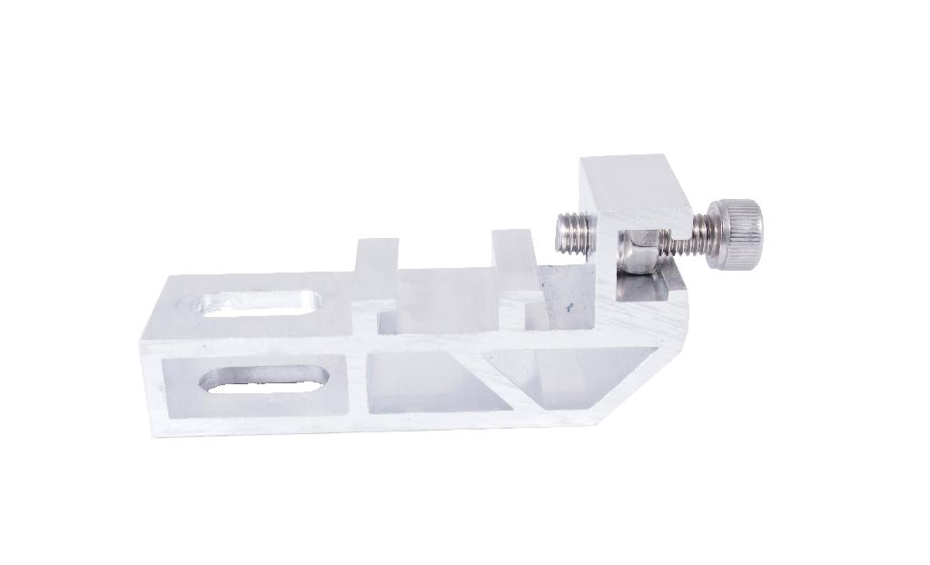 Adapter montażowy stosowany do mocowania szyn montażowych konstrukcji fotowoltaicznej na połaci dachowej, pokrytej blachodachówką. Wykonany z aluminium poprzez wyciskanie, cięcie i otworowanie. W skład kompletu wchodzi śruba nierdzewna z gwintem podwójnym. Zewnętrzne wymiary: 95 mm x 41 mm.