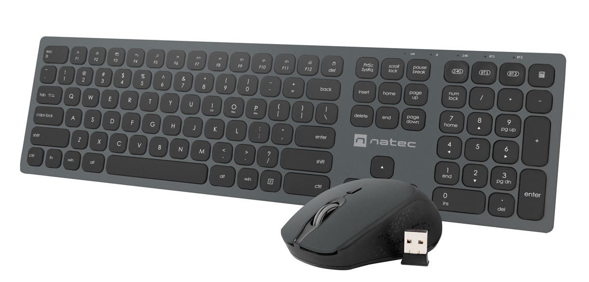 Bezprzewodowy zestaw składający się z klawiatury, myszy i nano odbiornika ze złączem USB do połączenia z komputerem PC, wyposażony w potrójny tryb komunikacji (Bluetooth 5.0, Bluetooth 3.0, USB 2,4GHz) o zasięgu do 10 m. Klawiatura o wymiarach 437 x 125 x 21 mm, posiada 108 klawiszy, w tym 13 multimedialnych. Górna pokrywa klawiatury wykona z metalu, dolna pokrywa z ABS. Mysz wykonana z ABS o wymiarach 100 x 65 x 37 mm z 4 przyciskami i rolką o zmiennej rozdzielczości 800 – 1200 - 1600 DPI. Precyzyjny sensor optyczny. Zasilanie zestawu: 1 bateria AA i 2 baterie AAA. Zestaw pakowany w jednym kartonowym opakowaniu z bateriami i instrukcją.