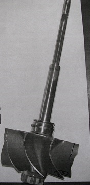 Wyrób składający się z wałka turbosprężarki i wirnika. Wałek składa się z kilku stopni, którego największa średnica wynosi 21,1 mm, a najmniejsza 8 mm. Wałek wykonany jest ze stali stopowej do obróbki cieplnej. Długość wałka to 149 mm. Wirnik turbiny składa się z rdzenia, łopatek oraz ściany tylnej. Wirnik wykonany jest ze stopu na bazie niklu oraz chromu odpornego na działanie wysokich temperatur - maksymalna temperatura pracy materiału wynosi 980 °C. Element produkowany jest w procesie odlewania, a następnie poddawany obróbce ubytkowej. Średnica wirnika wynosi 72 mm, wysokość 47 mm. Zadaniem wałka jest przenoszenie momentu obrotowego z wirnika turbiny na wirnik sprężarki. Wałek z wirnikiem ma kształt wału połączonego z kołem z łopatkami o całkowitej długości 189 mm. Zespół wału oraz wirnika turbiny wchodzi w skład zespołu turbosprężarki, której zadaniem jest poprawa sprawności silnika oraz redukcja emisji spalin poprzez wykorzystanie energii gazów wydechowych.