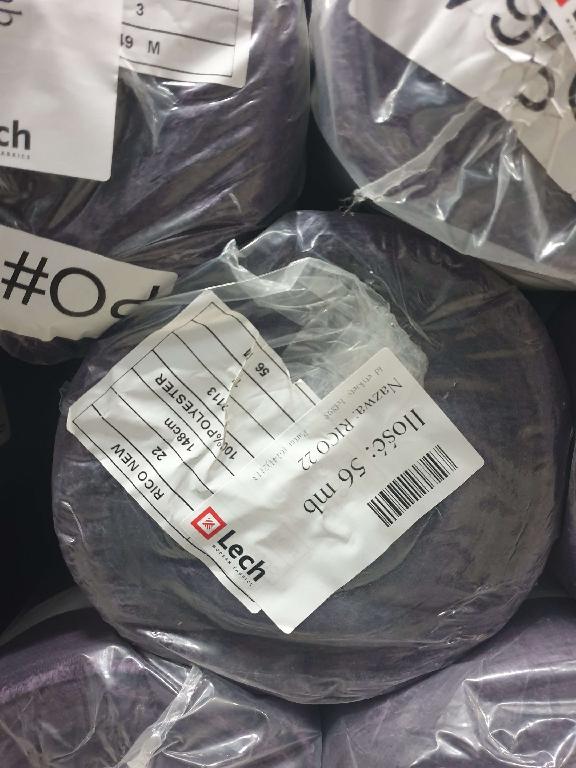 Tkanina wykonana z włókien chemicznych ciągłych, nieteksturowanych, z przędz o różnych barwach, utkana splotem kombinowanym, o składzie 92% poliester, 8% nylon. Dodatkowo wierzchnia strona tkaniny posiada warstwę przypominającą  okrywę włosową powstałą w wyniku częściowego ponacinania nitek wątku. Tkanina wykorzystywana jako materiał obiciowy do mebli. Masa powierzchniowa 220 g/m2. Tkanina o długości 50 m prezentowana na rolkach o szerokości ok. 146 cm. Tkanina dostępna w różnych kolorach.