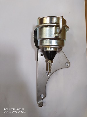 Siłownik pneumatyczny składający się z cylindrycznego zasobnika wykonanego z cienkościennej, formowanej blachy, zawierającego wewnątrz gumowe membrany oraz sprężynę. Do siłownika przynitowana jest blaszana osłona termiczna. Sterowanie pneumatycznie, przy pomocy powietrza pochodzącego z obudowy kompresora turbosprężarki. Siłownik montowany jest na obudowie turbiny i połączony z mechanizmem zespołu zaworu wahadłowego turbiny poprzez drążek wykonawczy. Zadaniem jest poprawa sprawności silnika, redukcja emisji spalin poprzez wykorzystanie energii gazów wydechowych oraz sterowanie prędkością obrotową turbiny. Wymiary max ok 197 mm x 94 mm x 82 mm.