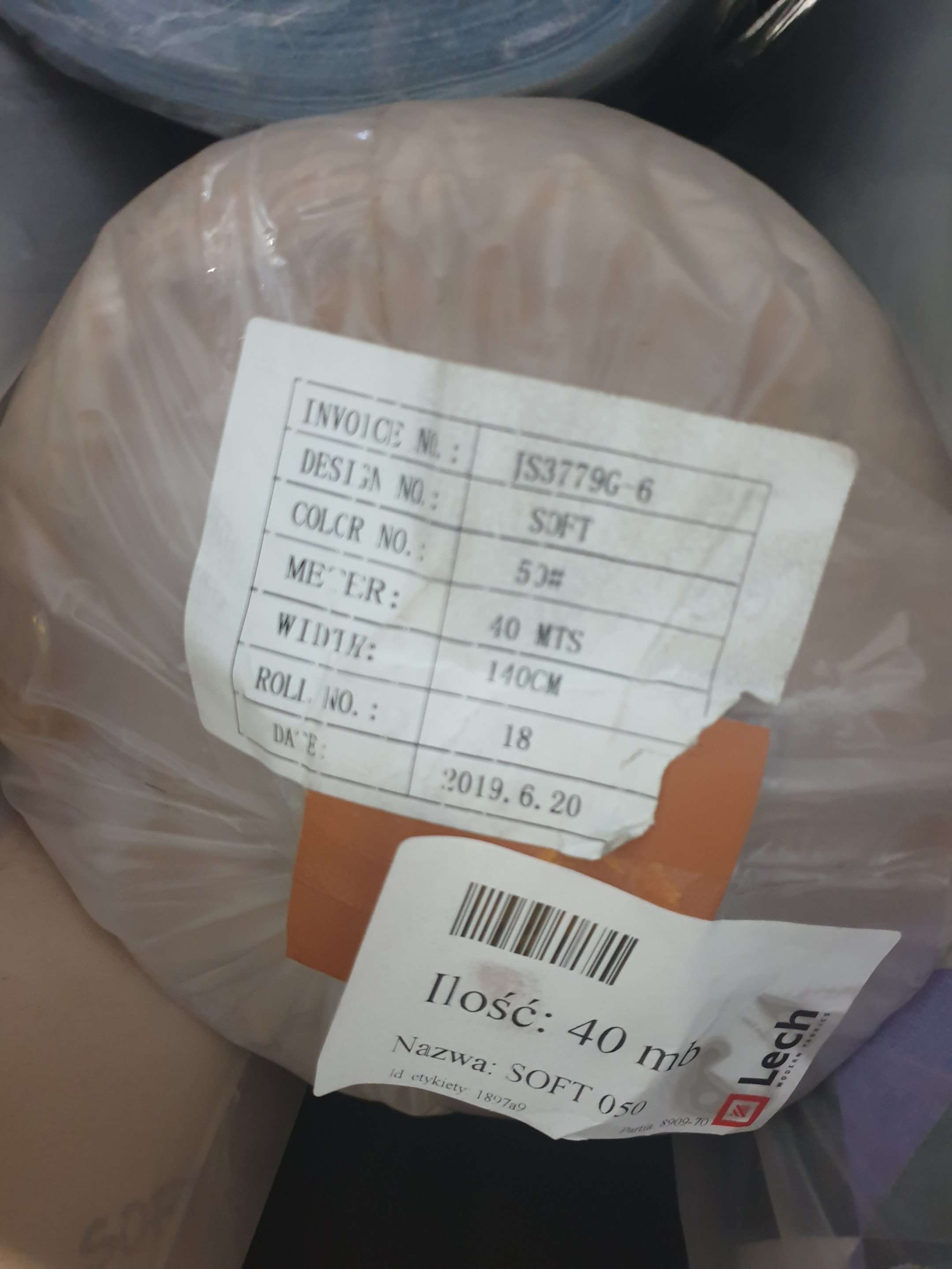 Tkanina o składzie 85% poliester, 15% bawełna, pokryta jednostronnie poliuretanem. Warstwa pokrycia widoczna gołym okiem, posiada wytłoczony wzór. Tkanina wykorzystywana jako materiał obiciowy do mebli. Masa powierzchniowa 430 g/m2 ±10%. Tkanina o długości 40 m prezentowana na rolkach o szerokości  140 cm. Tkanina dostępna w różnych kolorach.