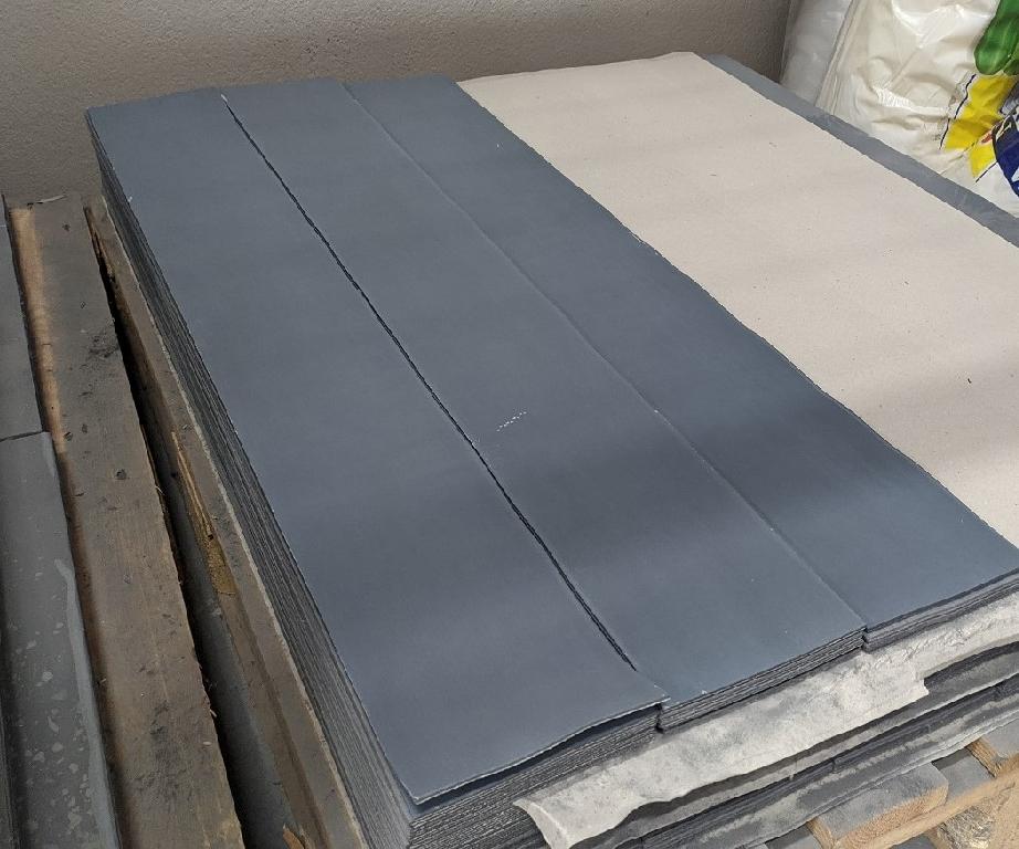 Płyta samoprzylepna wyprodukowana z PVAC (poli(octan) winylu), o grubości 2,5 mm – 5 mm. Do wierzchniej strony płyty przyklejona została żaroodporna folia aluminiowa, a od strony spodniej pokryta jest klejem akrylowym i zabezpieczona folią z tworzywa sztucznego (polipropylen). Zgodnie z oświadczeniem Wnioskodawcy grubość warstwy aluminium wynosi o grubości 0,006-0,2 mm. Stosowana przy produkcji laminatów dla taboru kolejowego, jej funkcją jest wygłuszenie i izolacja wnętrza kabiny czołowej pojazdów szynowych. Wymiary arkusza (długość x szerokość x grubość): 1000-1100 mm x 133-145 mm x 2,5-5 mm. Produkt pakowany na palecie drewnianej, całość owinięta folią strech.