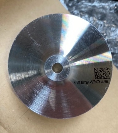 Wirnik sprężarki składający się z rdzenia, łopatek oraz ściany tylnej. Wykonany jest ze stopu aluminium odpornego na działanie ewentualnych zanieczyszczeń powietrza. Maksymalna temperatura pracy materiału wynosi 210 °C. Produkowany jest w procesie odlewania, a następnie poddawany obróbce cieplnej, sztucznemu starzeniu oraz obróbce. Zadaniem wirnika jest zwiększenie ciśnienia powietrza doprowadzanego do cylindrów silnika, które następuję poprzez wykorzystanie energii pochodzącej z dużej prędkości obrotowej. Wirnik ma kształt koła z łopatkami o wymiarach: średnica 59,0 mm, wysokość: 33,5 mm. Wchodzi w skład zespołu turbosprężarki, której zadaniem jest poprawa sprawności silnika oraz redukcja emisji spalin poprzez wykorzystanie energii gazów wydechowych.