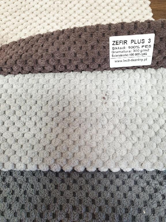 Tkanina włosowa o składzie 80% poliester, 17% nylon, 3% spandex, barwiona, niezadrukowana, wykonana z włókien ciągłych, teksturowanych. Od spodu tkanina wzmocniona warstwą tkaniny poliestrowej o gramaturze 40 g/m2. Tkanina wykorzystywana jako materiał obiciowy do mebli. Masa powierzchniowa 300 g/m2. Tkanina o długości 50 m prezentowana na rolkach o szerokości 146 cm ±2 cm. Tkanina dostępna w różnych kolorach.