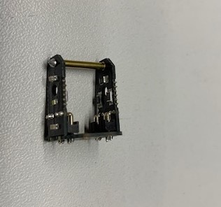 Zespół płytek drukowanych z diodami elektroluminescencyjnymi LED, stanowiący modułową kontrolkę sygnalizacyjną, przeznaczoną do optycznego sygnalizowania napięcia prądu w obwodach elektrycznych. Produkt przeznaczony jest do montażu w złączach przewodów elektrycznych wykorzystywanych w automatyce przemysłowej (złącza i przewody nie są przedmiotem niniejszej decyzji). Wyrób składa się z 3. płytek drukowanych, mosiężnego łącznika stabilizującego oraz innych elementów pozycjonujących. Płytki zawierają 6 diod świetlnych LED sygnalizujących stan pracy złączy oraz rezystory, których funkcją jest ograniczenie przepływu prądu przez diody. Produkt przeznaczony jest do napięć nieprzekraczających 1000 V. Wymiary (w mm): 14 x 12 x 16,5.