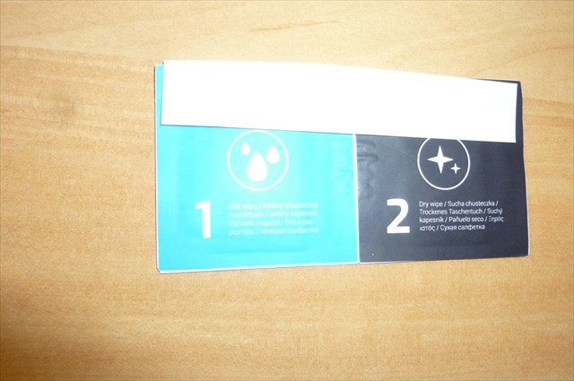 Produkt w postaci zestawu podwójnych saszetek zawierających 50 chusteczek papierowych do czyszczenia i polerowania ekranów/okularów (25 mokrych/25 suchych). Chusteczki mokre nasączone są płynem zawierającym w swym składzie m.in. wodę i środek powierzchniowo czynny. Wymiary chusteczki: 6 x 8 cm.
W celu wyczyszczenia brudnej, zakurzonej powierzchni, należy wyjąć z saszetki mokrą chusteczkę oraz pokryć powierzchnię nasączonym płynem, następnie suchą chusteczką z drugiej saszetki osuszyć czyszczoną powierzchnię usuwając jednocześnie pozostałości brudu i polerując tę powierzchnię.
Produkt w opakowaniu do sprzedaży detalicznej.