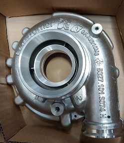 Korpus sprężarki składający się z obszaru: wlotu i wylotu powietrza, woluty oraz wirnika sprężarki. Korpus wykonany jest ze stopu aluminium odpornego na działanie ewentualnych zanieczyszczeń powietrza – maksymalna temperatura pracy materiału wynosi 180 stopni C. Korpus produkowany jest w procesie odlewania a następnie poddawany obróbce ubytkowej. Zadaniem korpusu jest kierowanie strumienia powietrza na wirnik sprężarki, a następnie orientowanie tego strumienia do kolektora dolotowego w pojeździe. Korpus pełni również funkcję ochronną przed czynnikami zewnętrznymi. Korpus ma kształt nieregularnego odlewu o wymiarach 214,5 mm x 208,5 mm x 86,0 mm. Korpus sprężarki wchodzi w skład zespołu turbosprężarki, której zadaniem jest poprawa sprawności silnika oraz redukcja emisji spalin poprzez wykorzystanie energii gazów wydechowych.